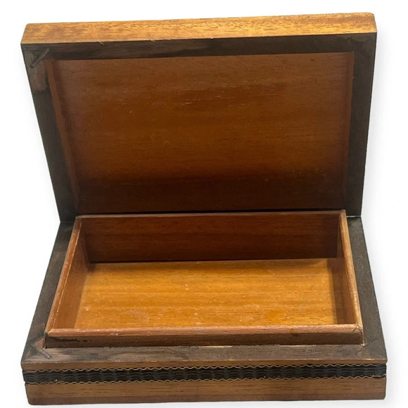 Mid Century Modern cedar trinket box with folk art brass inlay bird carvings - Picture 5 of 10